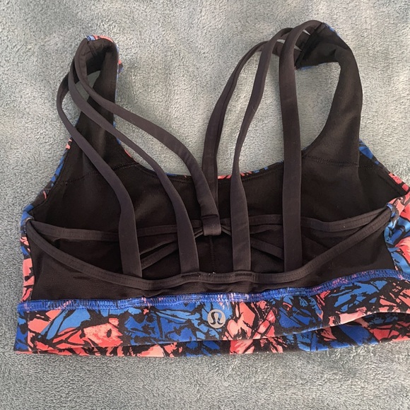 Lululemon shorts and matching sports bra - Picture 4 of 11